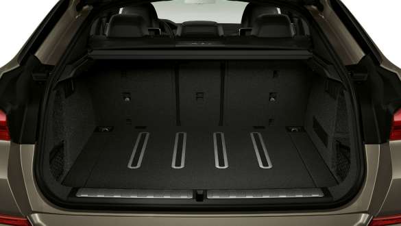 Pacchetto vano bagagli della BMW X6 G06. Primo piano del pacchetto per il vano bagagli BMW X6 G06.