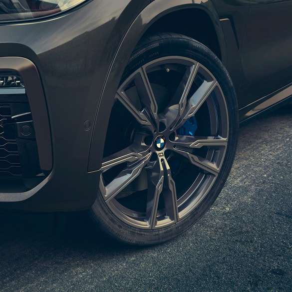 Cerchi in lega leggera M da 22". Primo piano dei cerchi in lega leggera M da 22“.