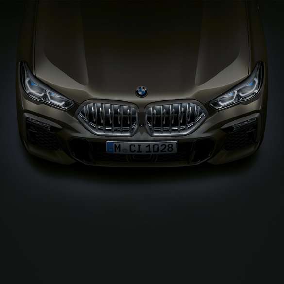 Frontale della BMW X6 G06. Primo piano del frontale della BMW X6 con calandra a doppio rene “Iconic Glow” con prospettiva a volo di uccello G06.
