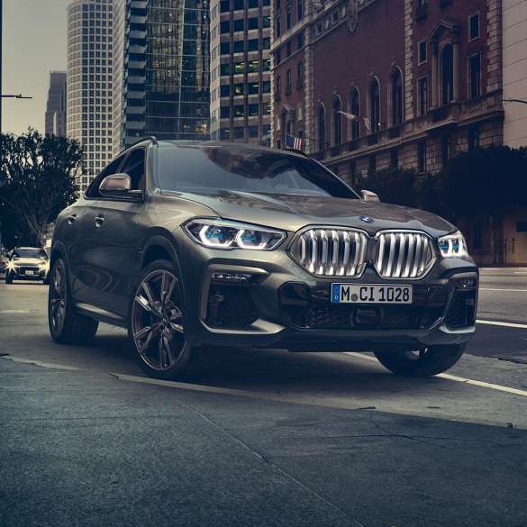 BMW X6, assetto adattivo M Professional G06. BMW X6, vista anteriore a tre quarti in ambiente urbano G06.