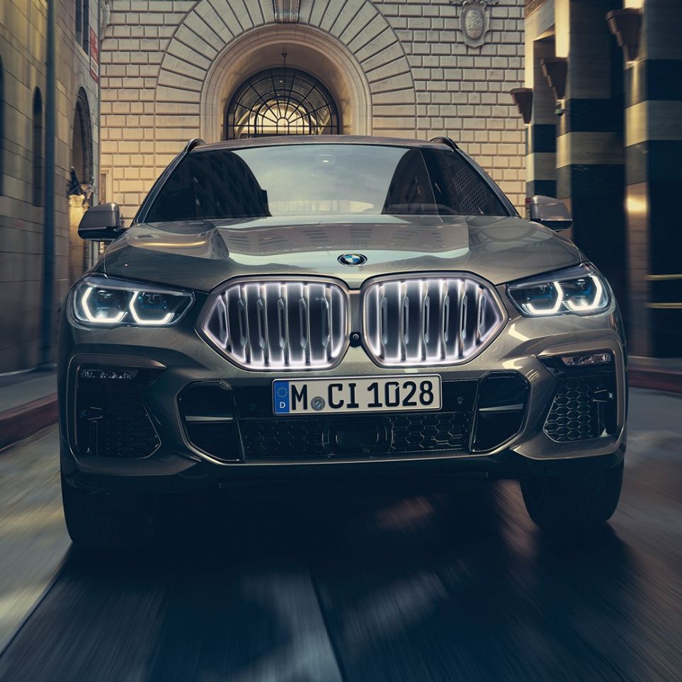 Vista frontale della BMW X6 in ambiente urbano.