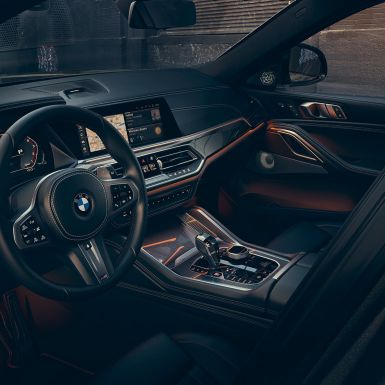 Cockpit con primo piano dei display da 12,3“ G06. Cockpit della BMW X6 SUV con primo piano dei display da 12,3” G06.