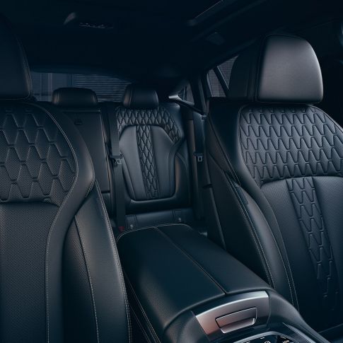 BMW X6 SUV, imbottitura G06. BMW X6 SUV, interni con primo piano dell’imbottitura G06.