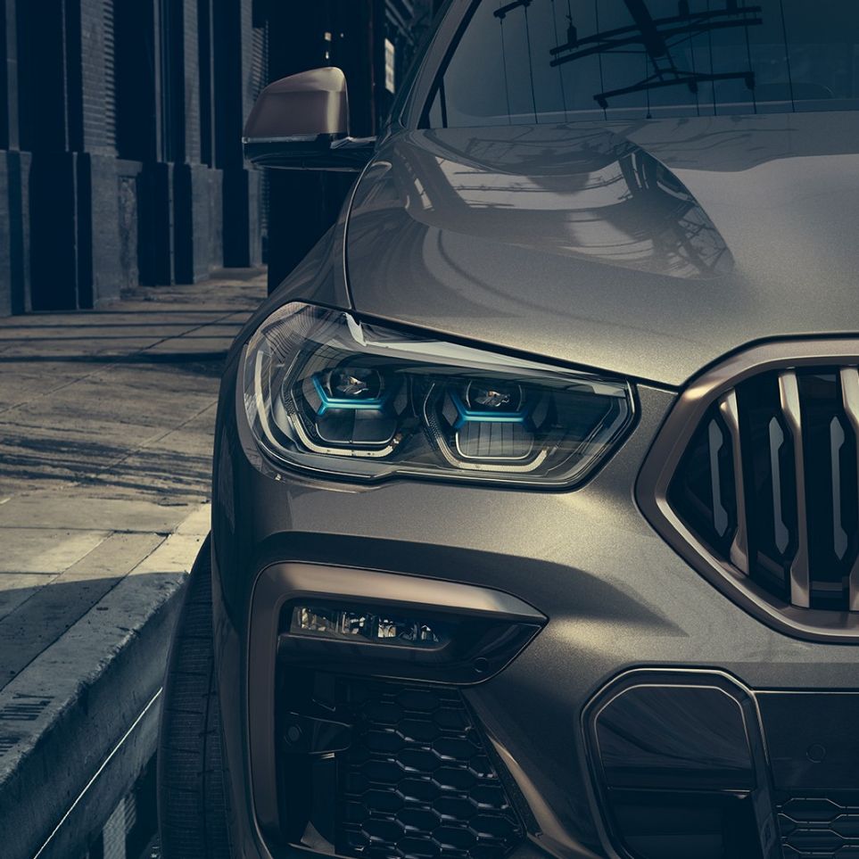 Ripresa della BMW X6 con primo piano della luce laser.