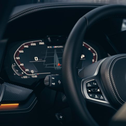 Ripresa degli interni della BMW con primo piano del quadro strumenti.