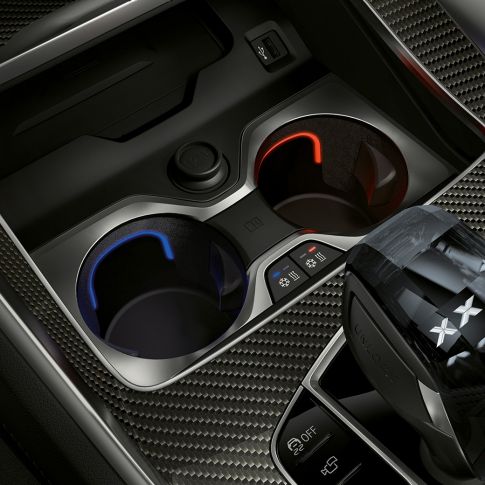 Portabevande a temperatura regolabile. Ripresa degli interni della BMW con primo piano del portabevande a temperatura regolabile.