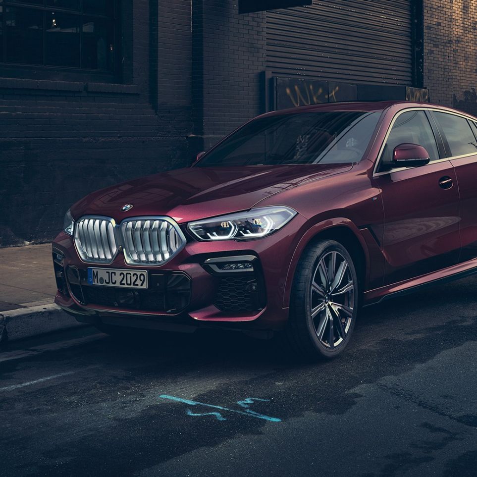 Esterni della BMW X6 SUV Individual G06. Vista anteriore a tre quarti della BMW X6 SUV Individual ferma G06.