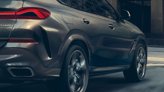 Assetto adattivo M Professional G06. Vista posteriore a tre quarti della BMW X6 SUV G06.