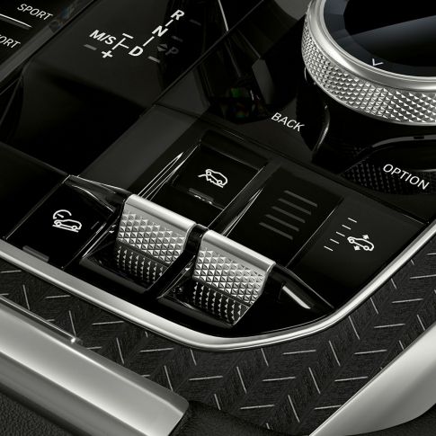 Consolle centrale della BMW X6 SUV G06. Ripresa degli interni della BMW X6 SUV con primo piano della consolle centrale G06.