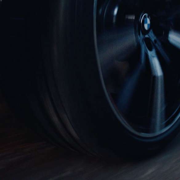 Cerchio BMW in movimento con logo BMW Cerchio BMW in movimento con logo BMW