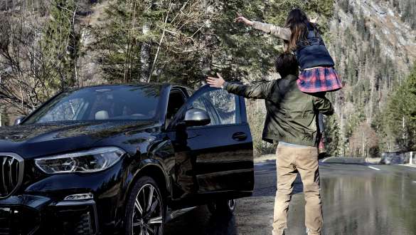 Ripresa da dietro di un uomo e di una bambina nel bosco Ripresa da dietro di un uomo e di una bambina nel bosco