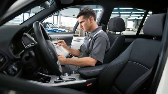 Un addetto BMW Service fa una verifica sugli interni. Un addetto BMW Service fa una verifica sugli interni.
