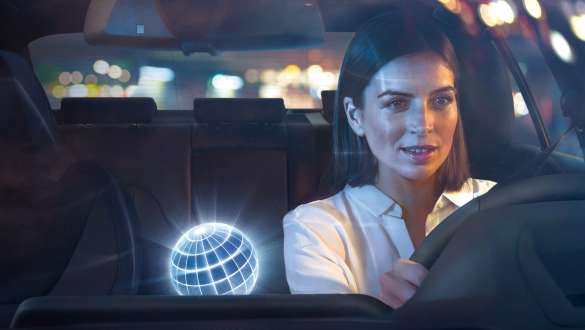 BMW Intelligent Personal Assistant Interazione naturale Una donna durante il viaggio parla nella propria BMW con BMW Intelligent Personal Assistant