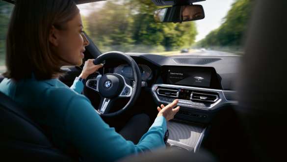 BMW Intelligent Personal Assistant L’esperto di automobili. BMW Intelligent Personal Assistant L’esperto di automobili Una donna guida una BMW.