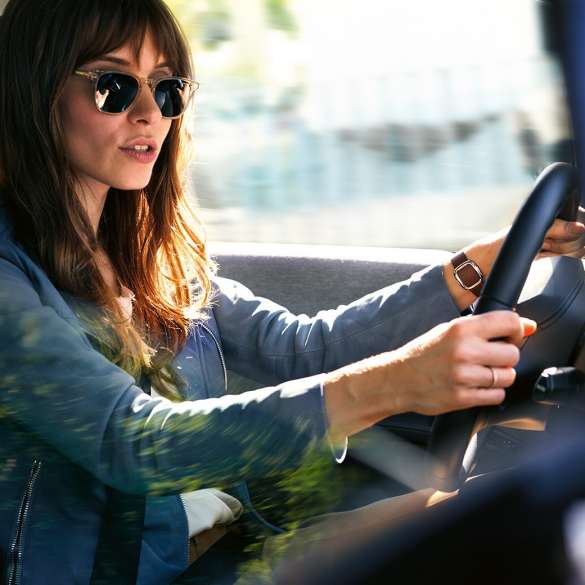 Una donna utilizza Amazon Alexa al volante Una donna utilizza Amazon Alexa al volante