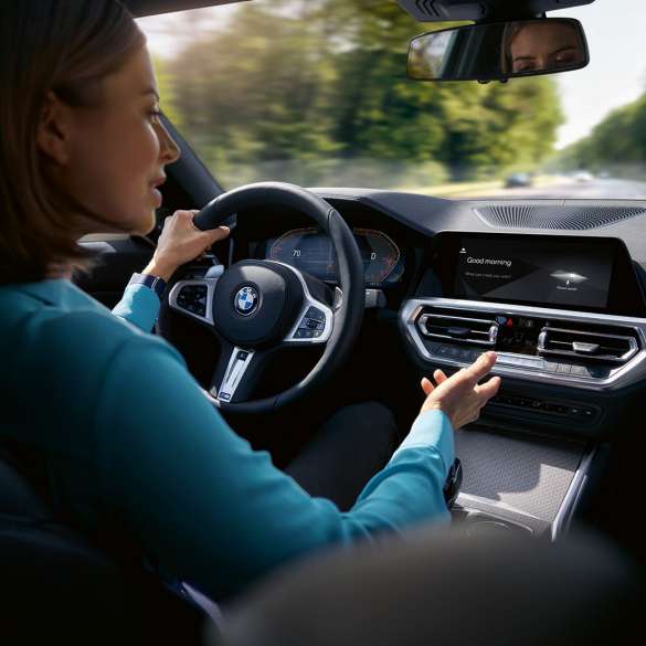 Una donna utilizza Intelligent Personal Assistant nella propria BMW. Una donna utilizza Intelligent Personal Assistant di BMW ConnectedDrive nella propria BMW