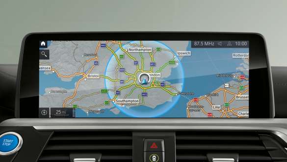 Connected Charging. BMW Maps Connected Charging mostra l’autonomia elettrica con una zona blu sulla cartina nel Control Display