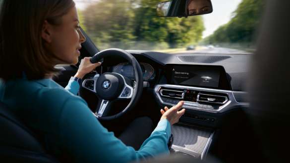 BMW Intelligent Personal Assistant Una donna utilizza Intelligent Personal Assistant di BMW ConnectedDrive al volante della propria BMW