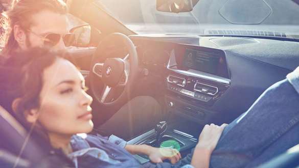 BMW Concierge Service di BMW ConnectedDrive Una coppia è seduta in tutto relax in una BMW grazie a Concierge Service di BMW ConnectedDrive