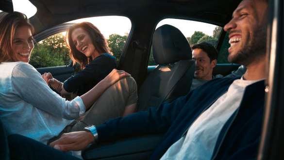 Amici ascoltano musica tramite Connected Music seduti nella BMW Amici ascoltano musica da Spotify con Connected Music di BMW ConnectedDrive seduti nella BMW