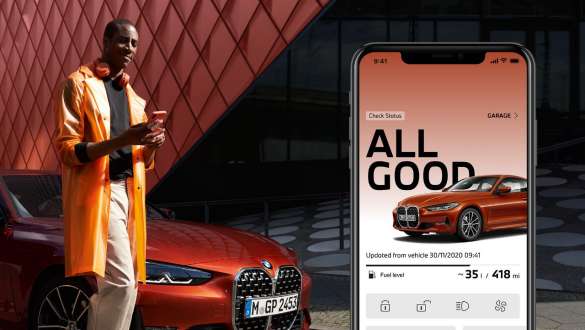 Un uomo utilizza My BMW App sul proprio smartphone Un uomo utilizza My BMW App di BMW ConnectedDrive sul proprio smartphone davanti alla BMW Serie 4 Coupé