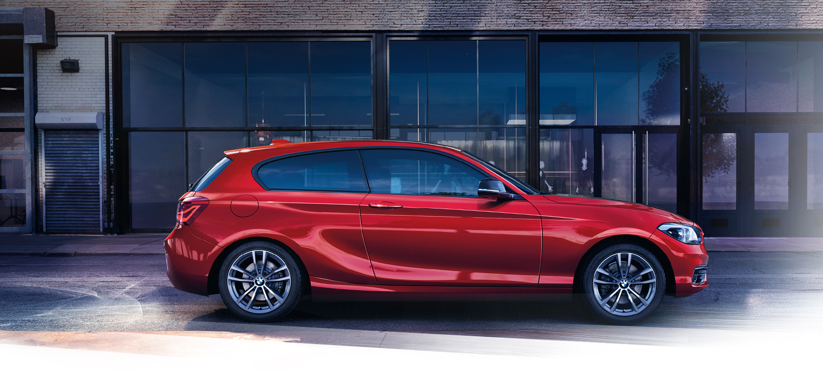 BMW Serie 1 (3 porte) rossa: visione laterale destra BMW Serie 1 (3 porte) rossa: visione laterale destra