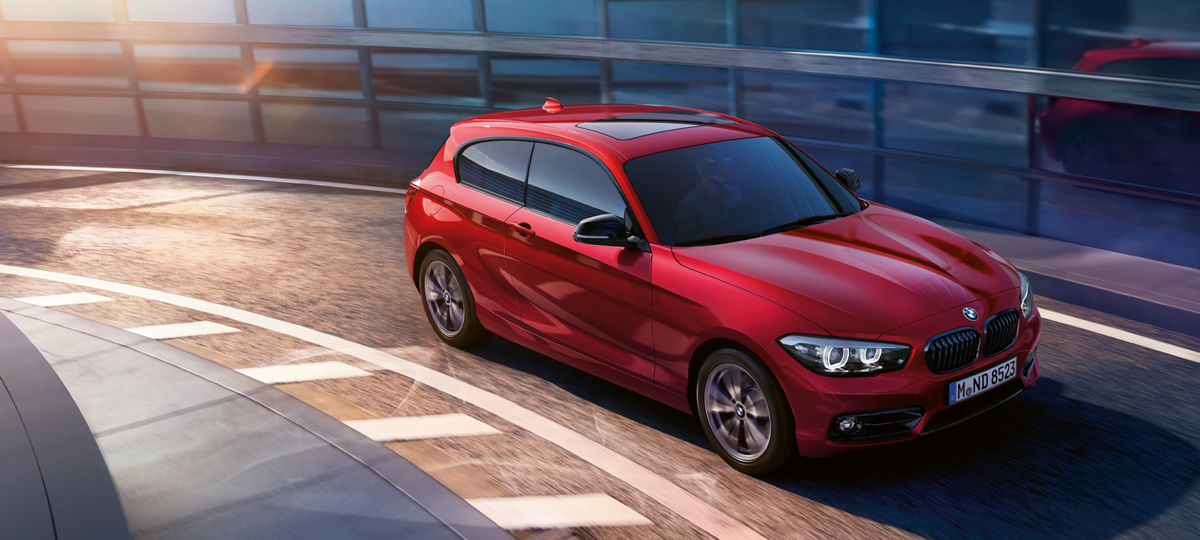 BMW Serie 1 (3 porte) rossa: trazione perfetta in curva BMW Serie 1 (3 porte) rossa: trazione perfetta in curva
