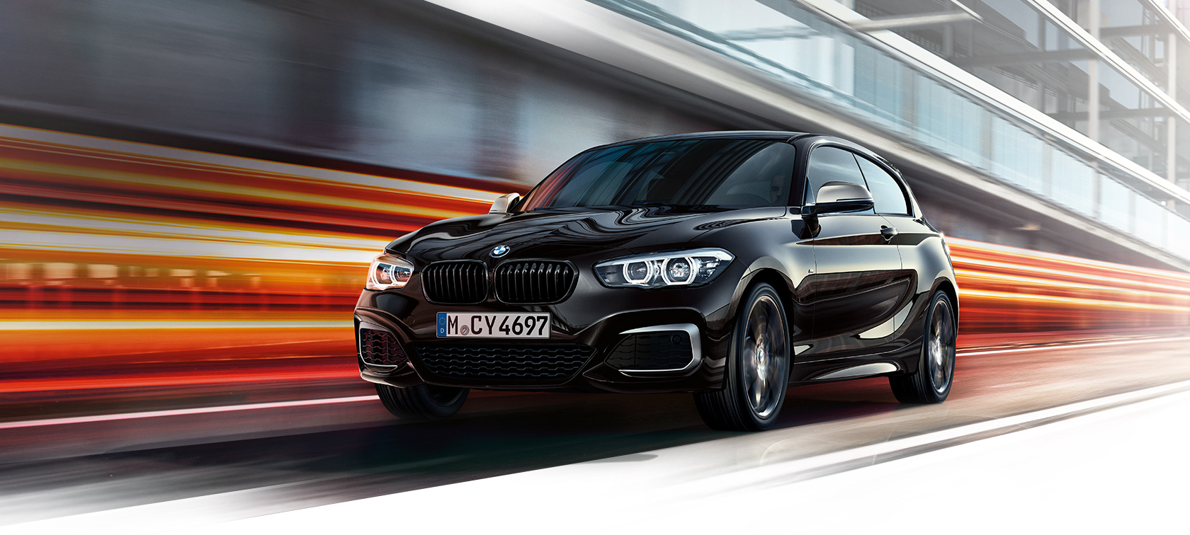 BMW Serie 1 (3 porte) nera morde l'asfalto BMW Serie 1 (3 porte) nera morde l'asfalto