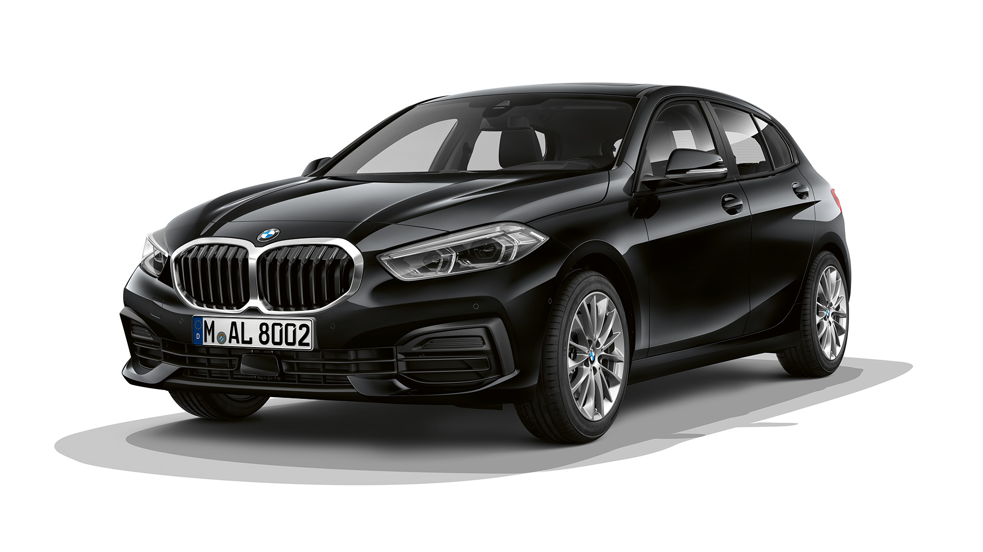BMW Serie 1, Versione Advantage, ripresa anteriore a tre quarti F40. BMW Serie 1, Versione Advantage in Black, ripresa in studio fotografico, vista anteriore a tre quarti F40.