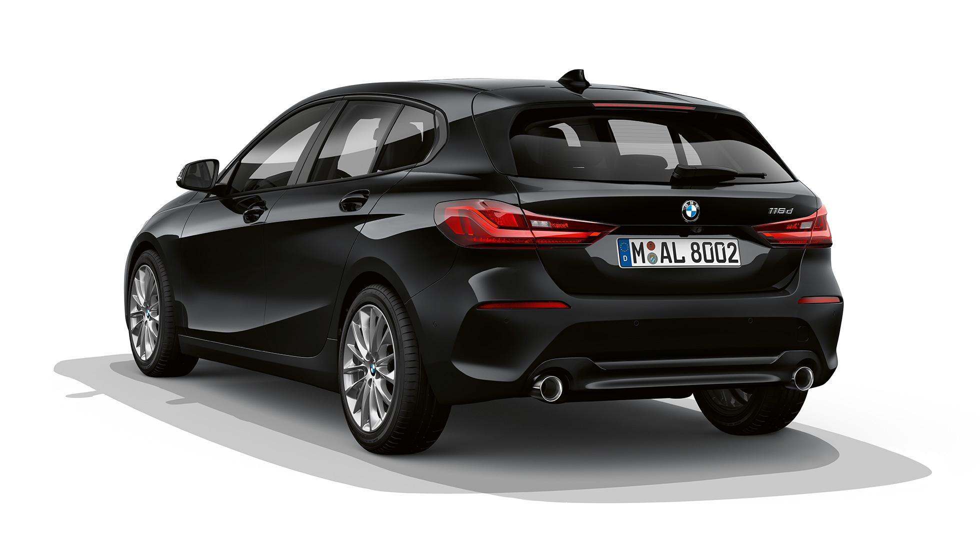 BMW Serie 1, Versione Advantage, vista posteriore a tre quarti F40. BMW Serie 1, Versione Advantage in Black, ripresa in studio fotografico, vista posteriore a tre quarti F40.