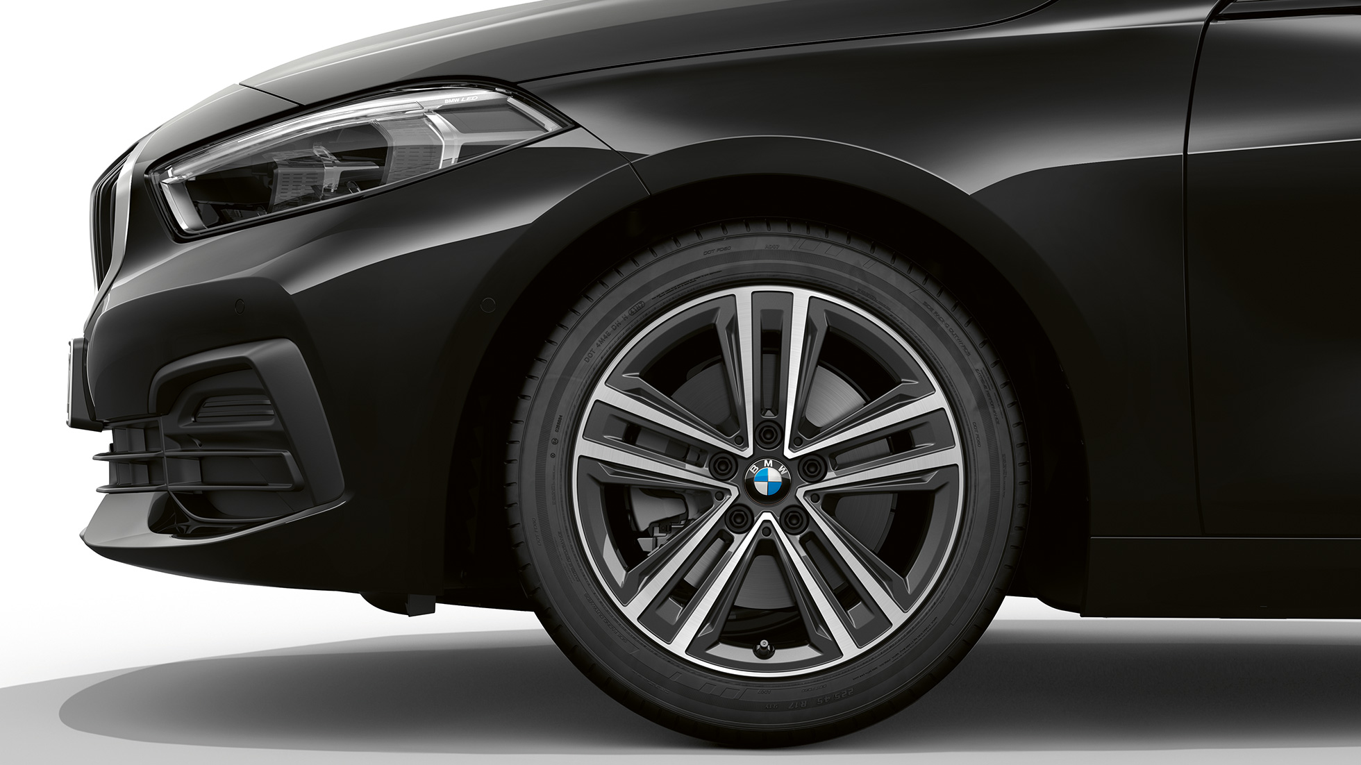 Cerchio in lega leggera da 16" styling a stella nº 517 F40. BMW Serie 1, Versione Advantage in Black, vista laterale/frontale con cerchio in lega leggera da 16”, styling a stella n° 517 F40.