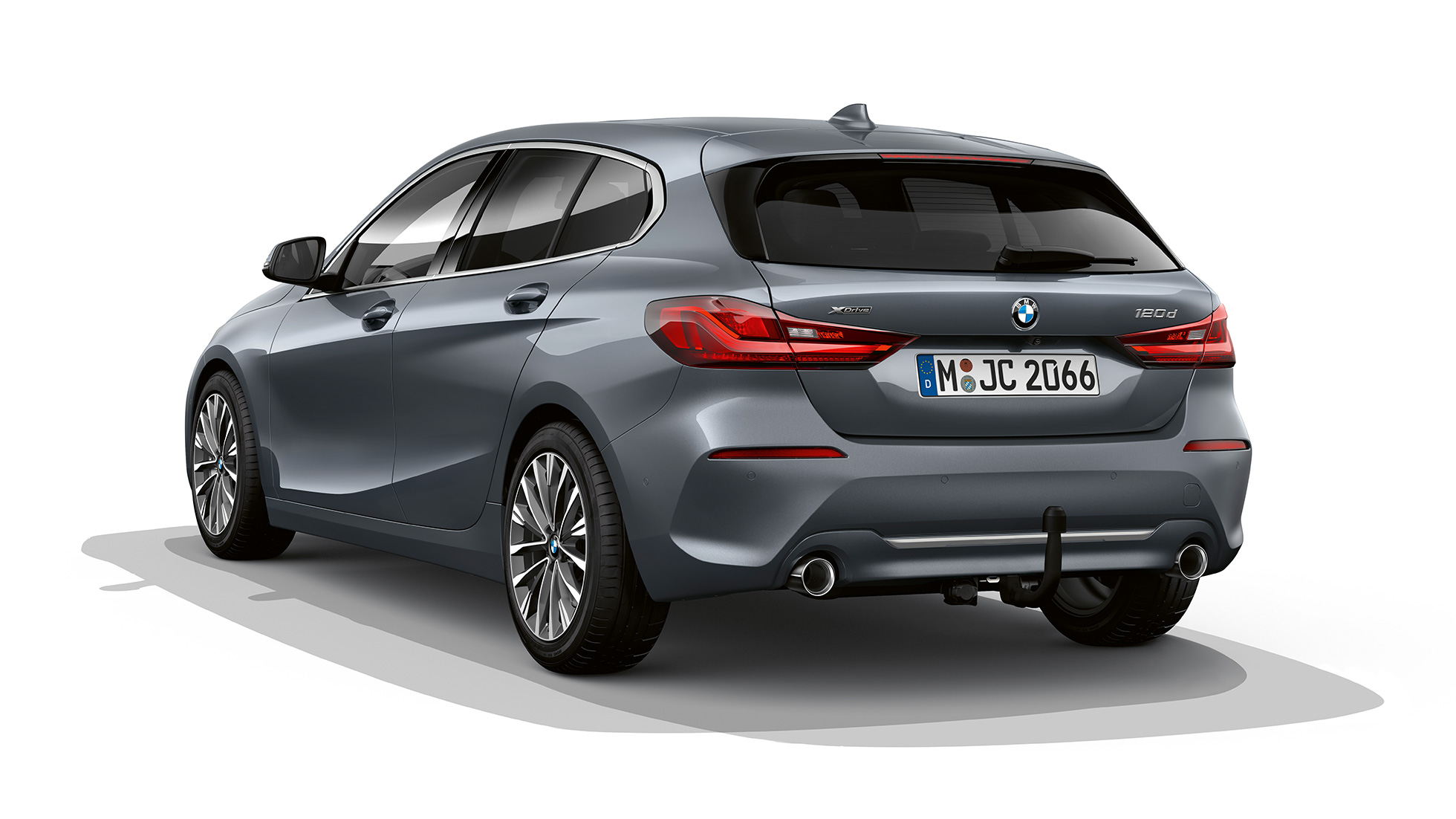 BMW Serie 1, Versione Luxury, vista posteriore a tre quarti F40. BMW Serie 1, Versione Luxury in Storm Bay metallizzato, ripresa in studio fotografico, vista posteriore a tre quarti F40.
