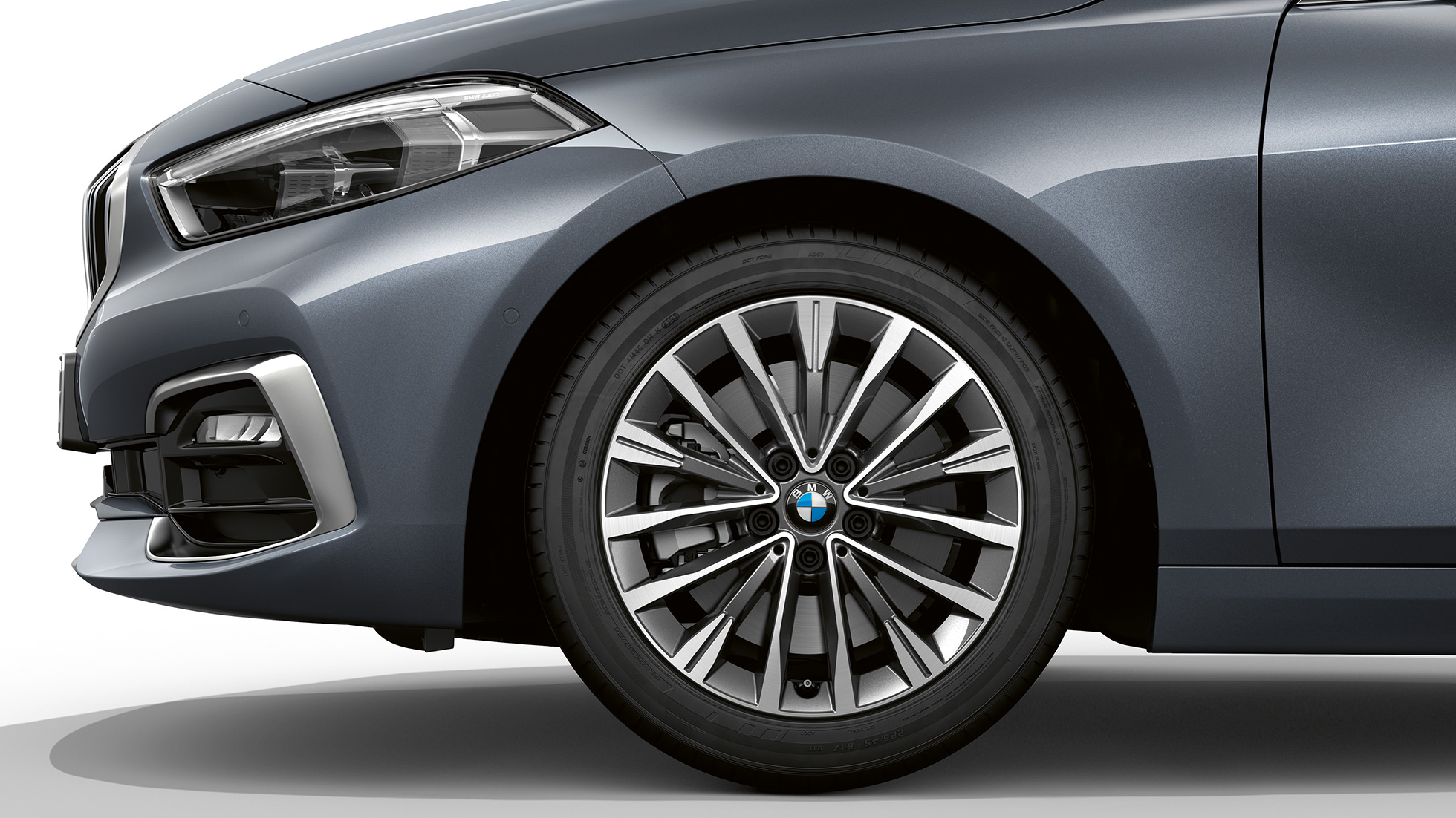 Cerchio in lega leggera da 17" styling multiraggio nº 547 F40. BMW Serie 1, Versione Luxury in Storm Bay metallizzato, vista laterale/frontale con cerchio in lega leggera da 17”, styling multiraggio n° 547 F40.