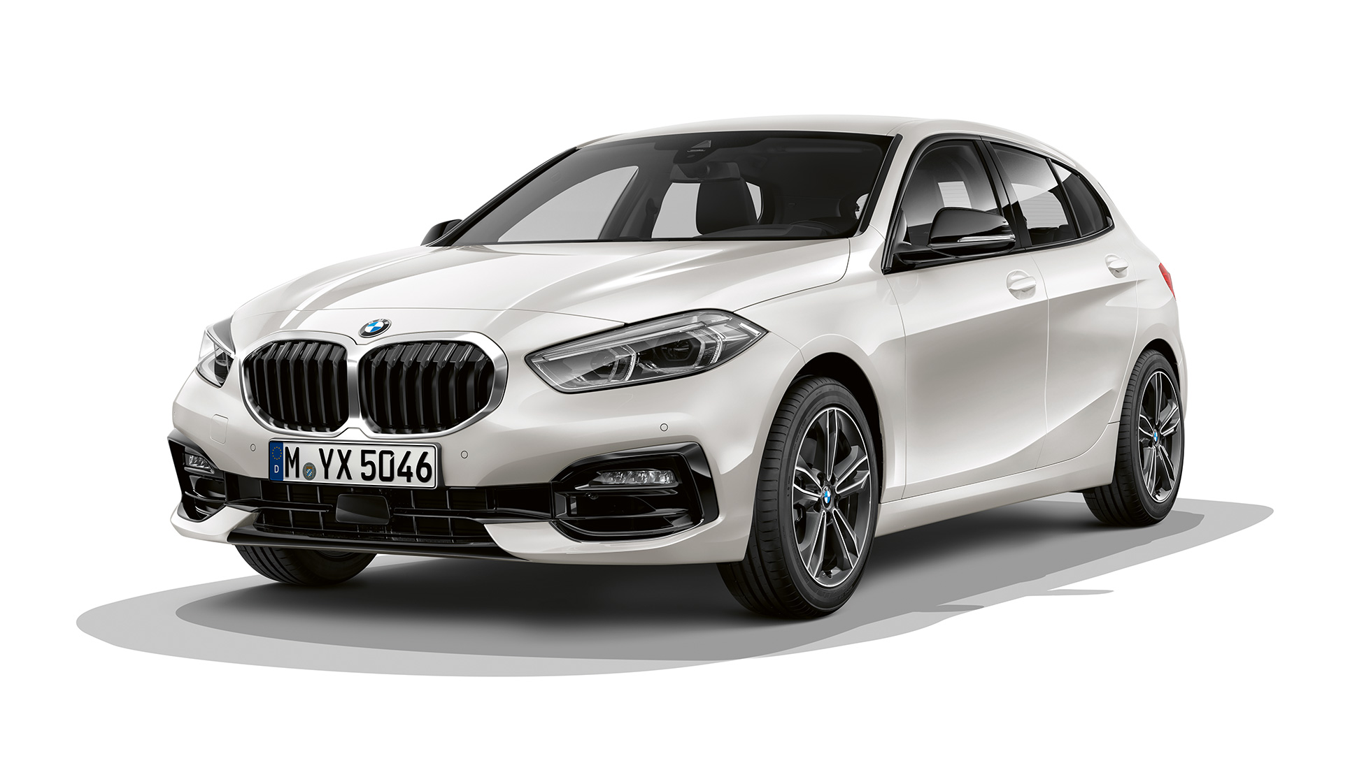 BMW Serie 1, Versione Sport, vista anteriore a tre quarti F40. BMW Serie 1, Versione Sport in Mineral White metallizzato, ripresa in studio fotografico, vista anteriore a tre quarti F40.