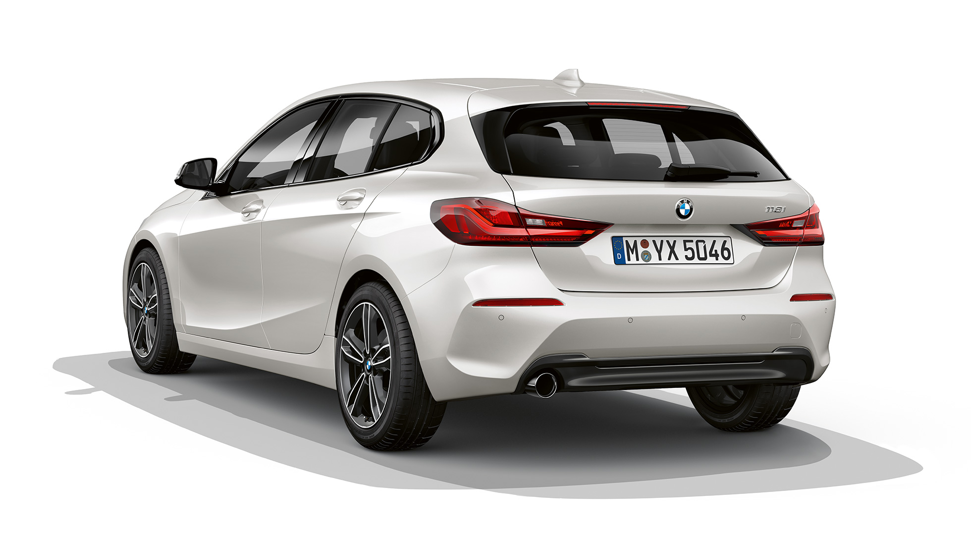 BMW Serie 1, Versione Sport, vista posteriore a tre quarti F40. BMW Serie 1, Versione Sport in Mineral White metallizzato, ripresa in studio fotografico, vista posteriore a tre quarti F40.