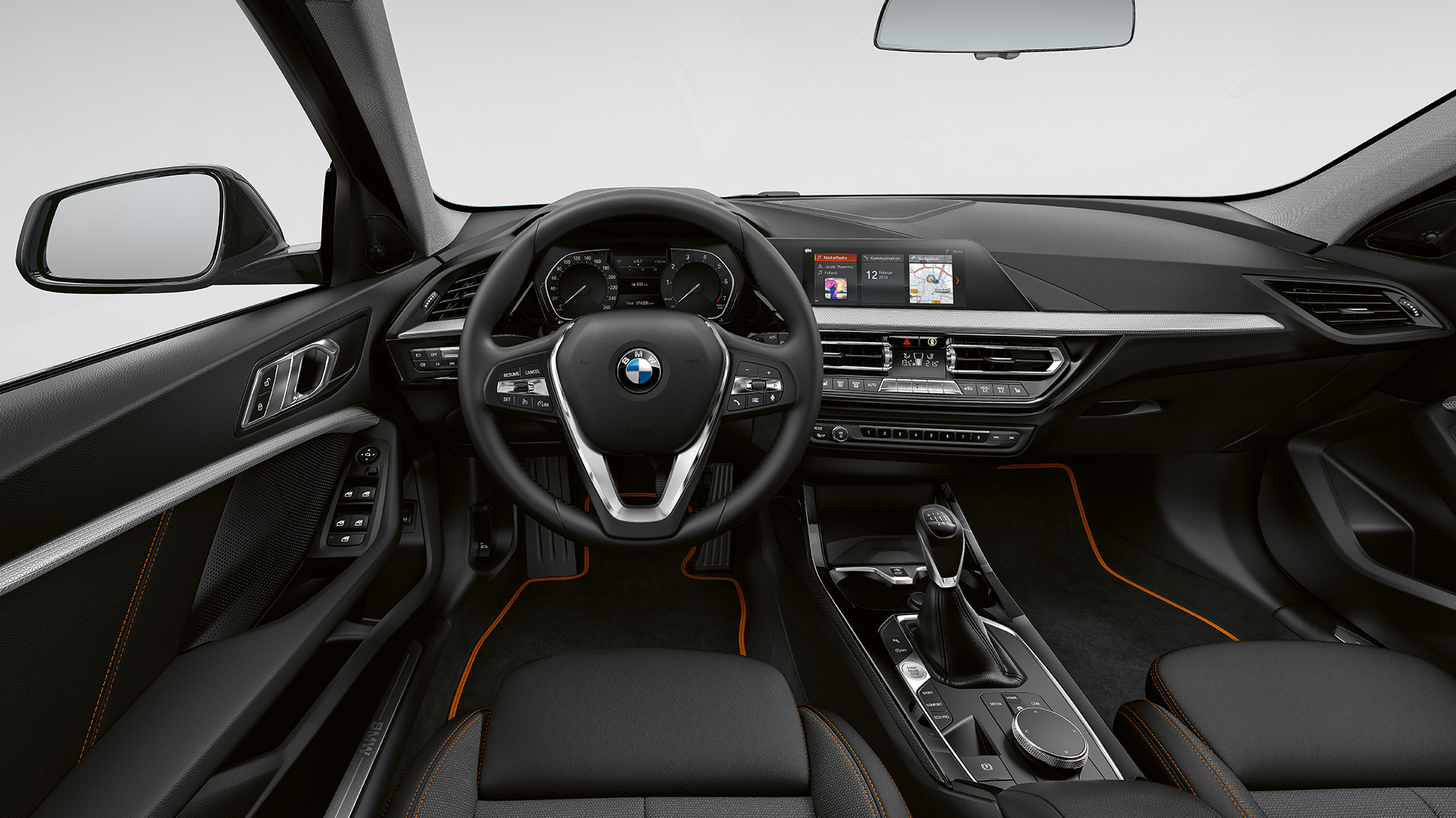Volante sportivo in pelle F40. BMW Serie 1, Versione Sport, cockpit con volante in pelle M F40.