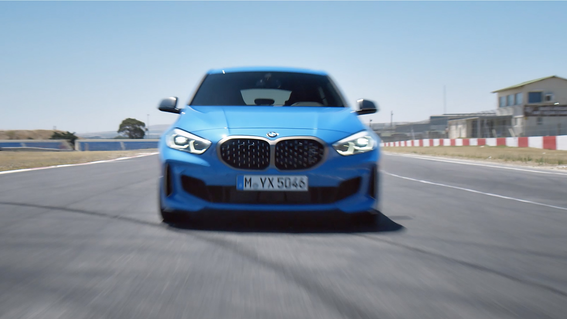 Video della BMW Serie 1 in movimento F40. Video della BMW Serie 1 con scene di guida dinamica F40.