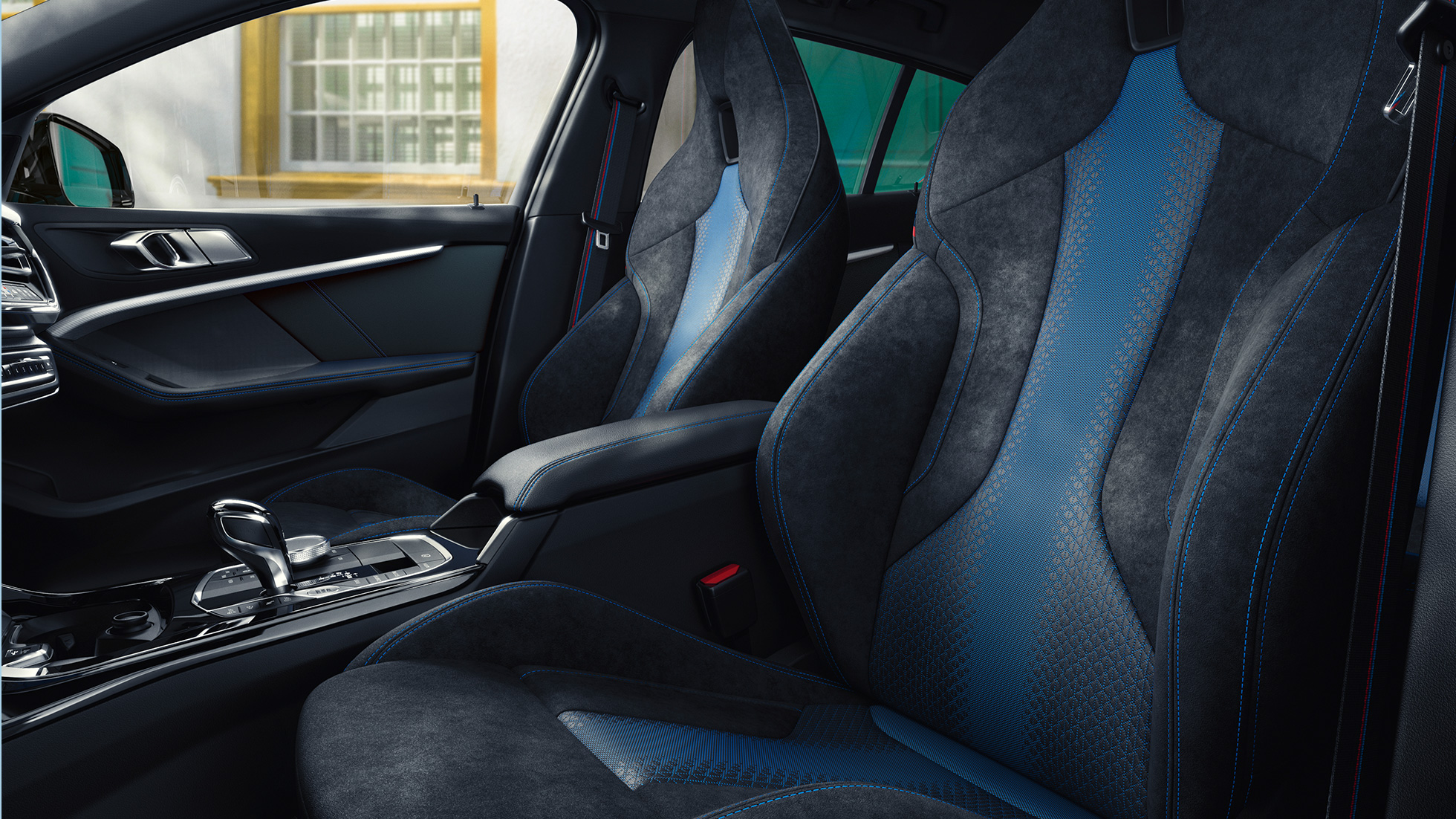 Sedili sportivi M F40. Nella BMW Serie 1 i sedili sportivi M ergonomici sono impreziositi da una cucitura blu a contrasto e sono dotati di poggiatesta integrati F40.