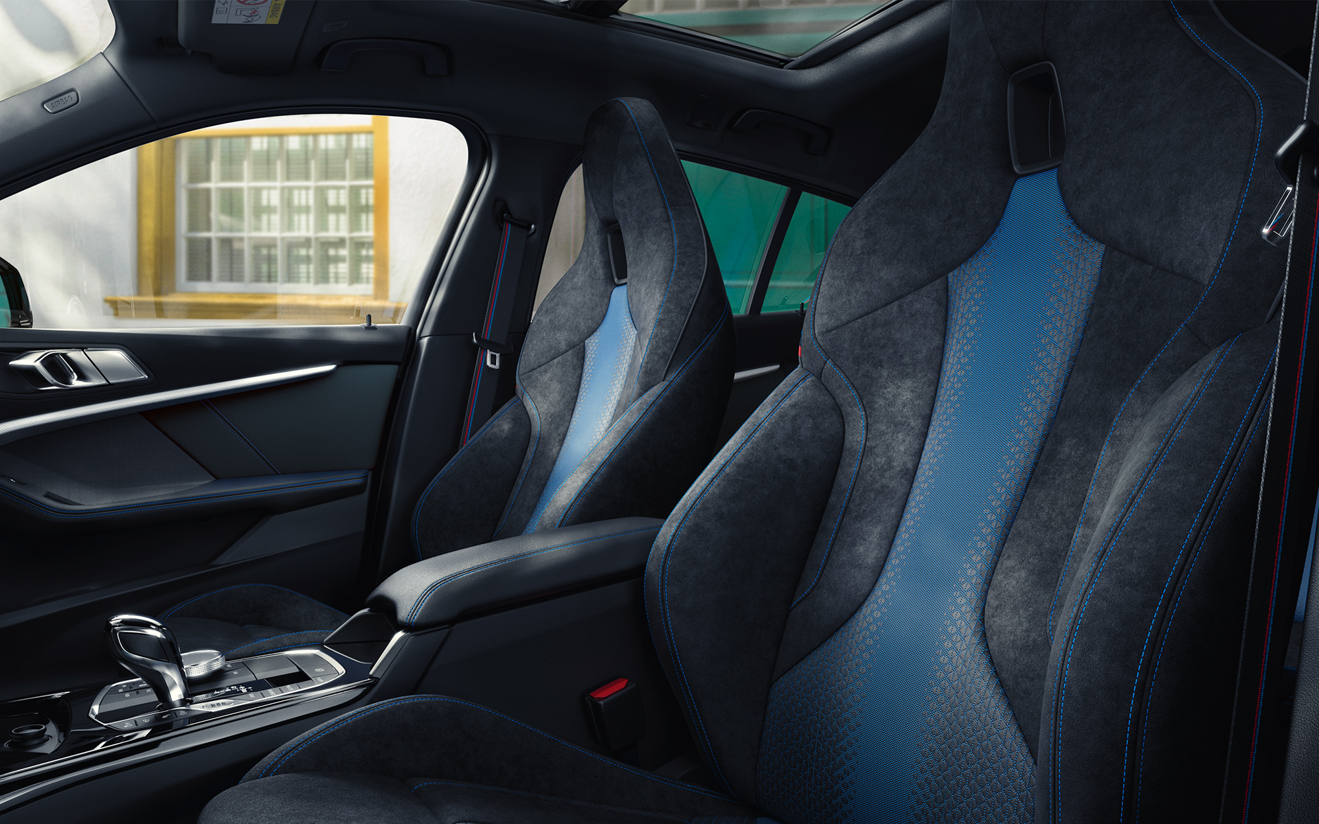 BMW Serie 1 F40 M Sedili sportivi Nella BMW Serie 1 F40 i sedili sportivi M ergonomici sono impreziositi da una cucitura blu a contrasto e sono dotati di poggiatesta integrati
