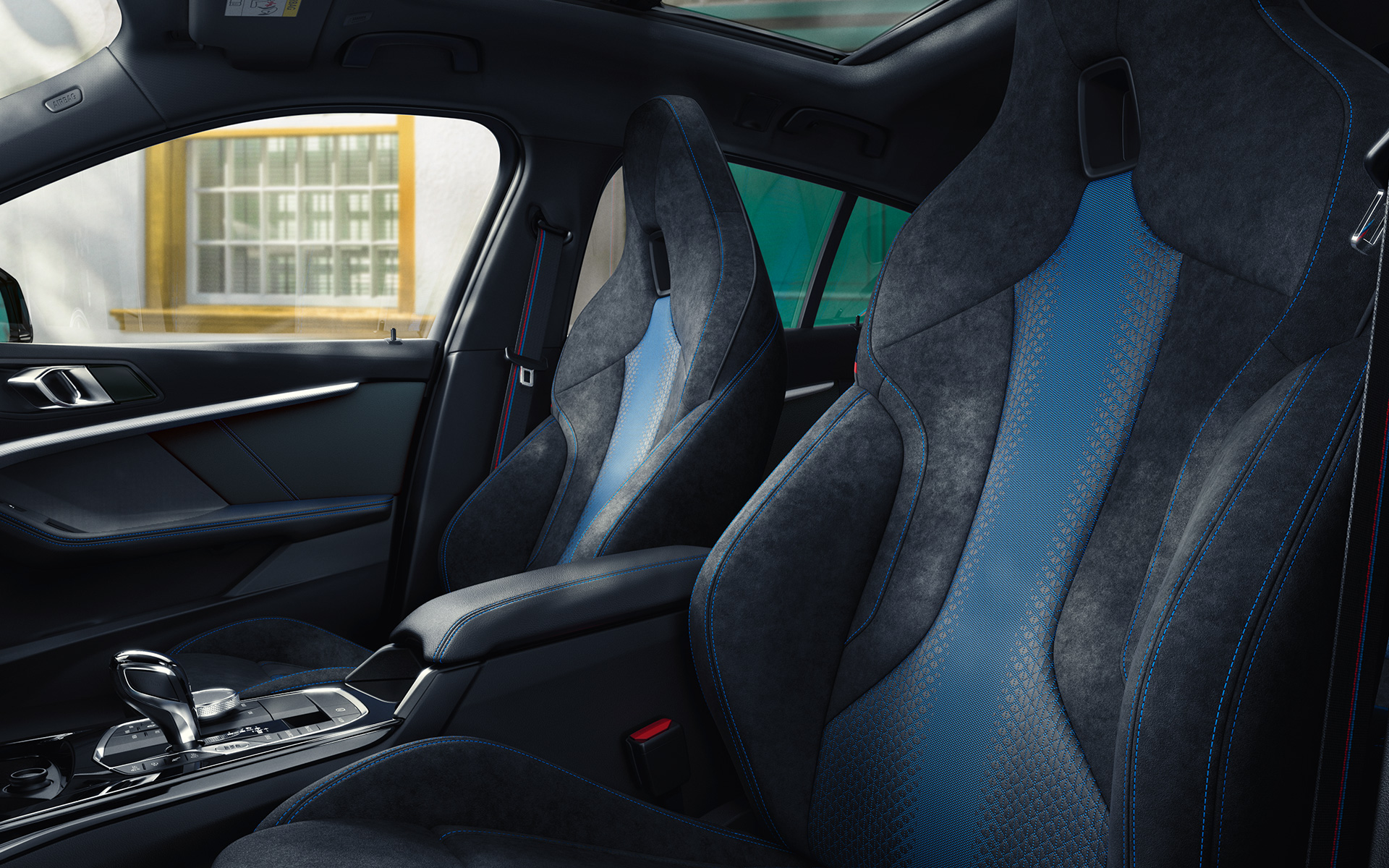 BMW Serie 1 F40 M Sedili sportivi Nella BMW Serie 1 F40 i sedili sportivi M ergonomici sono impreziositi da una cucitura blu a contrasto e sono dotati di poggiatesta integrati