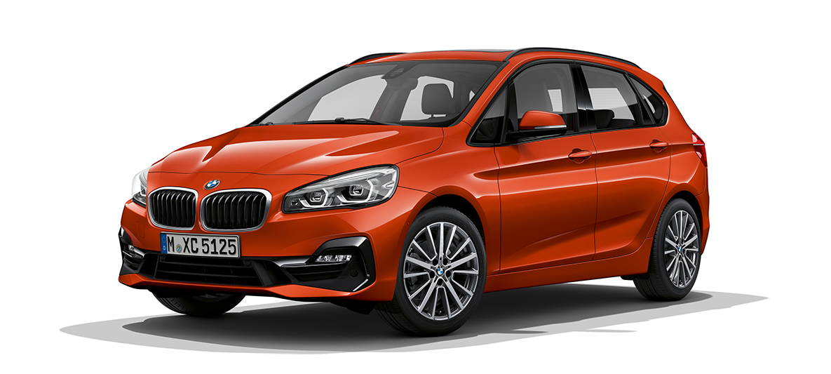 BMW Serie 2 Active Tourer in versione rossa: visione anteriore su sfondo bianco BMW Serie 2 Active Tourer in versione rossa: visione anteriore su sfondo bianco