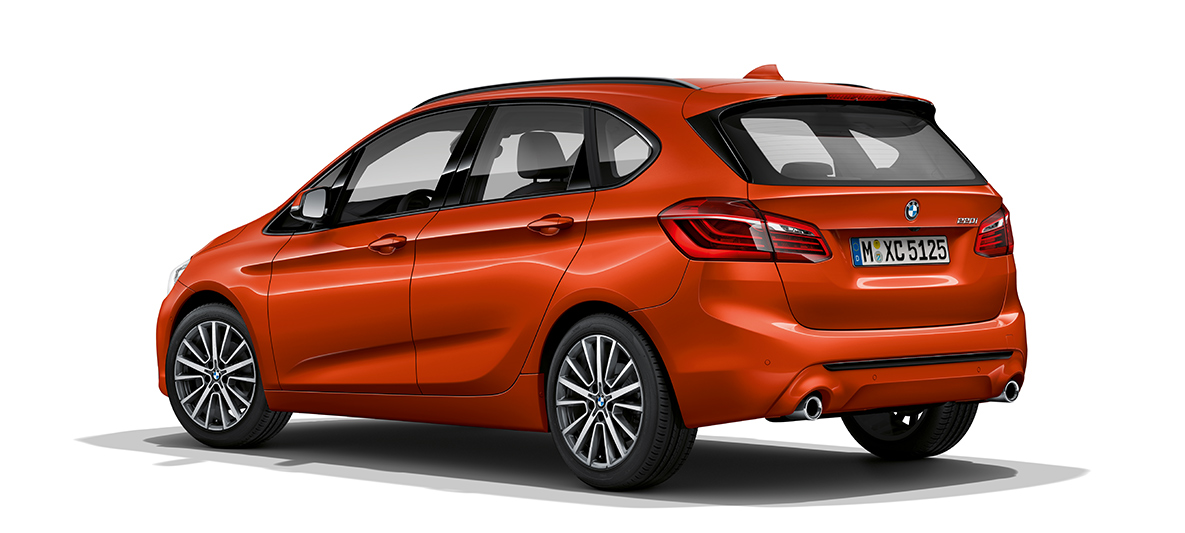BMW Serie 2 Active Tourer in versione rossa su sfondo bianco BMW Serie 2 Active Tourer in versione rossa su sfondo bianco