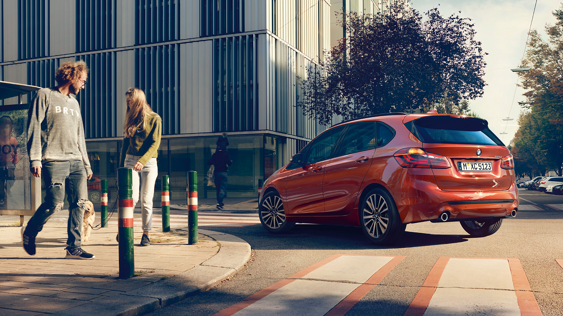 Dinamica di guida della BMW Serie 2 Active Tourer F45 Dinamica di guida della BMW Serie 2 Active Tourer 220i F45 2018 Sunset Orange metallizzato vista posteriore a tre quarti
