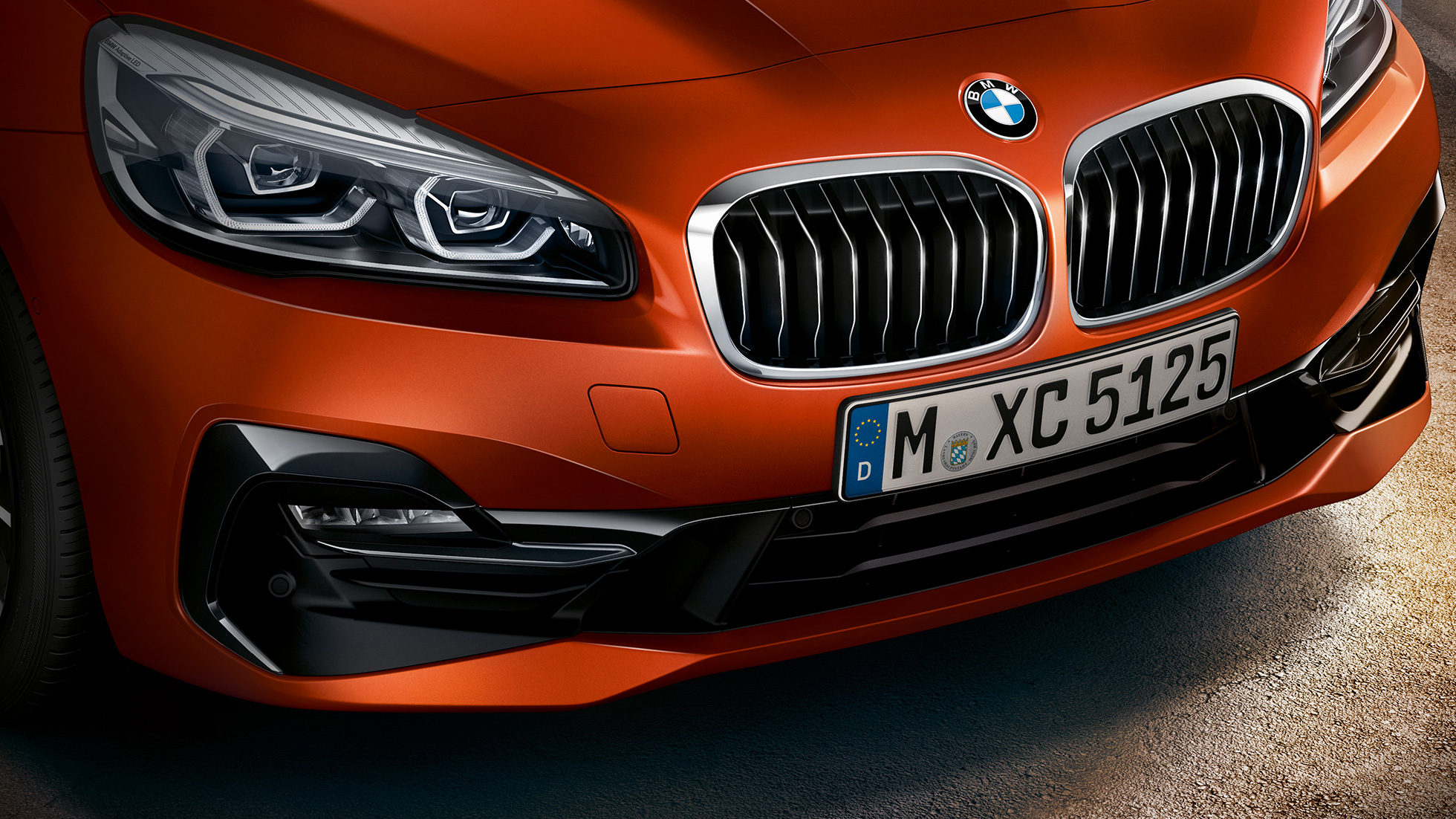 Calandra a doppio rene della BMW Serie 2 Active Tourer F45 Calandra a doppio rene della BMW Serie 2 Active Tourer F45 Facelift 2018 Sunset Orange metallizzato primo piano del frontale