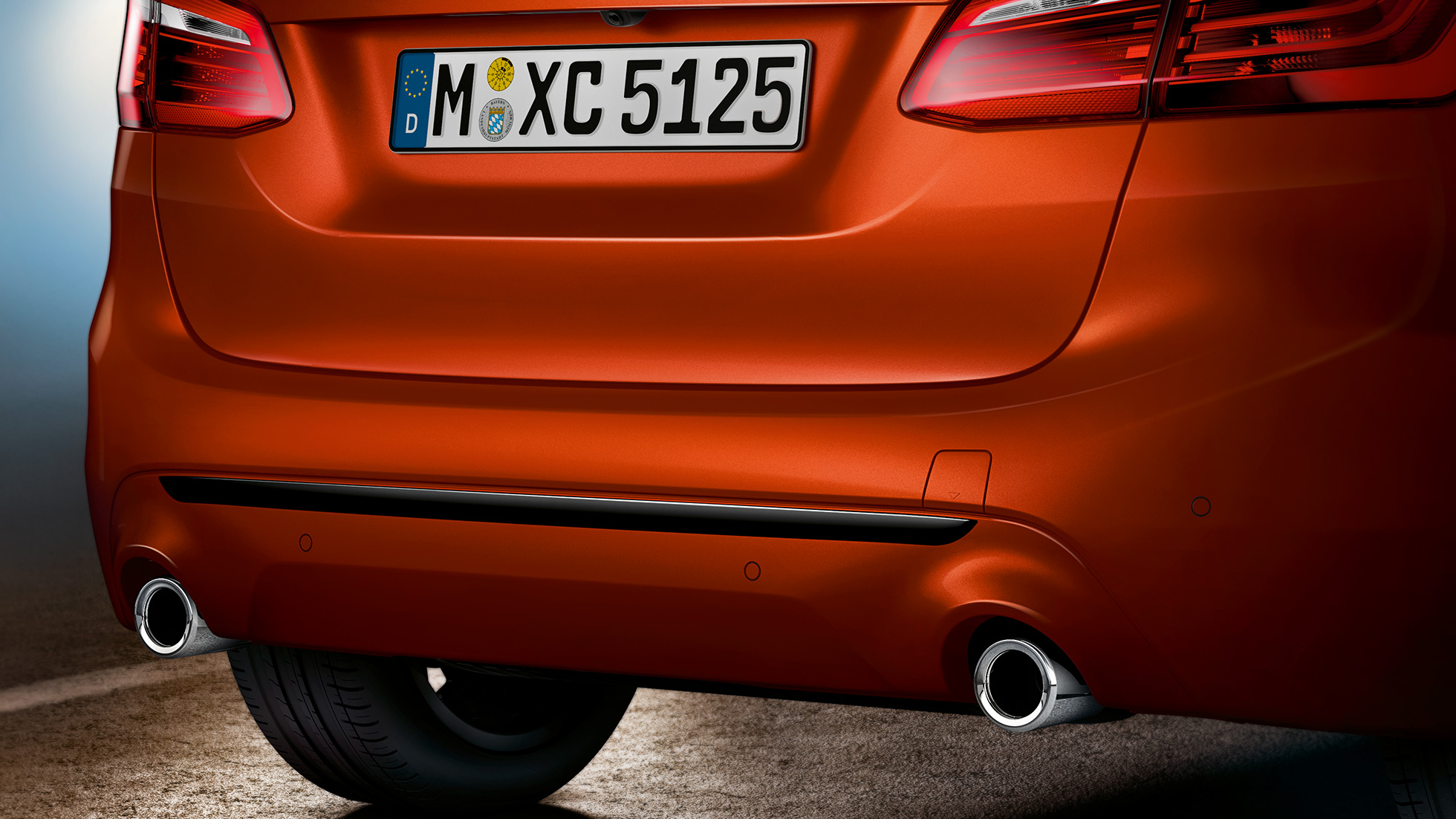 Posteriore della BMW Serie 2 Active Tourer F45 Posteriore della BMW Serie 2 Active Tourer 220i F45 Facelift 2018 Sunset Orange metallizzato primo piano del posteriore
