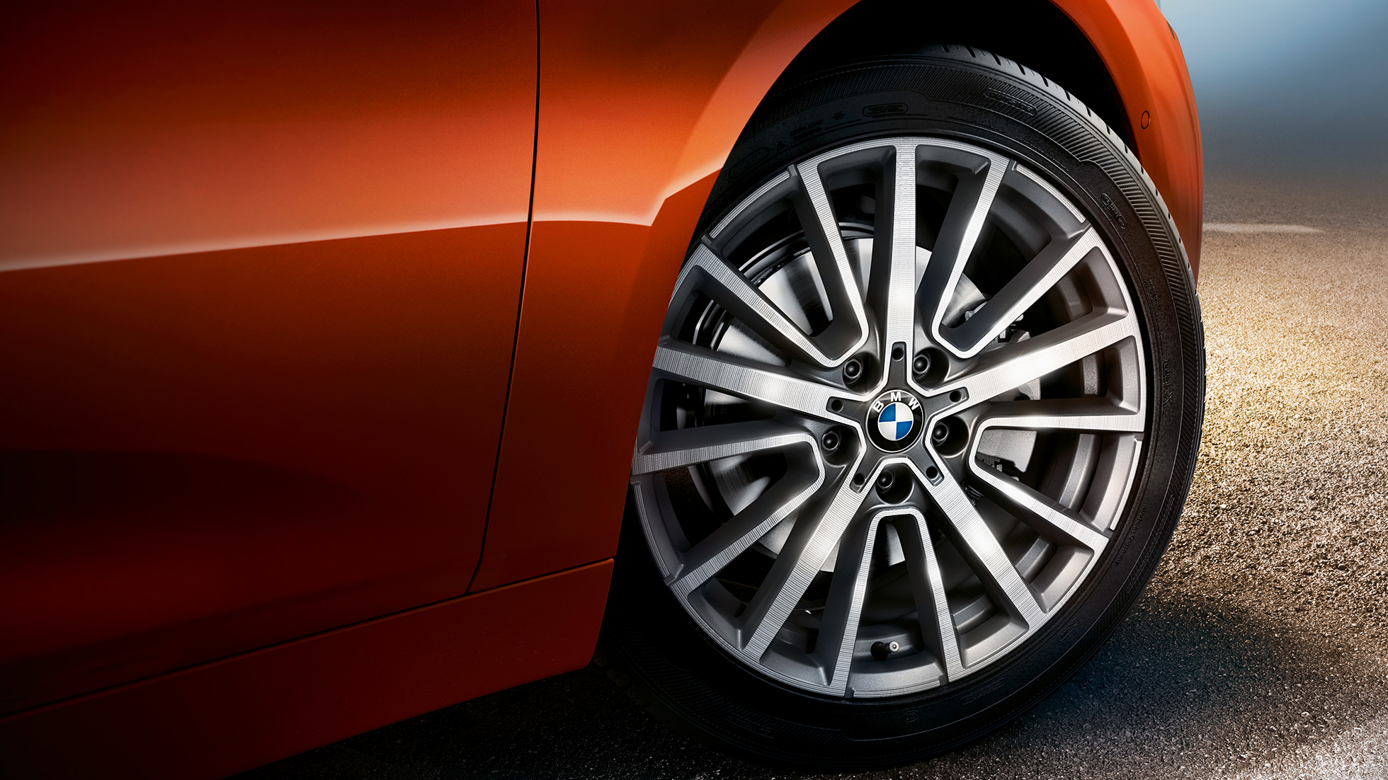 Cerchio in alluminio della BMW Serie 2 Active Tourer F45 Cerchio della BMW Serie 2 Active Tourer F45 Facelift 2018 Sunset Orange metallizzato primo piano della ruota