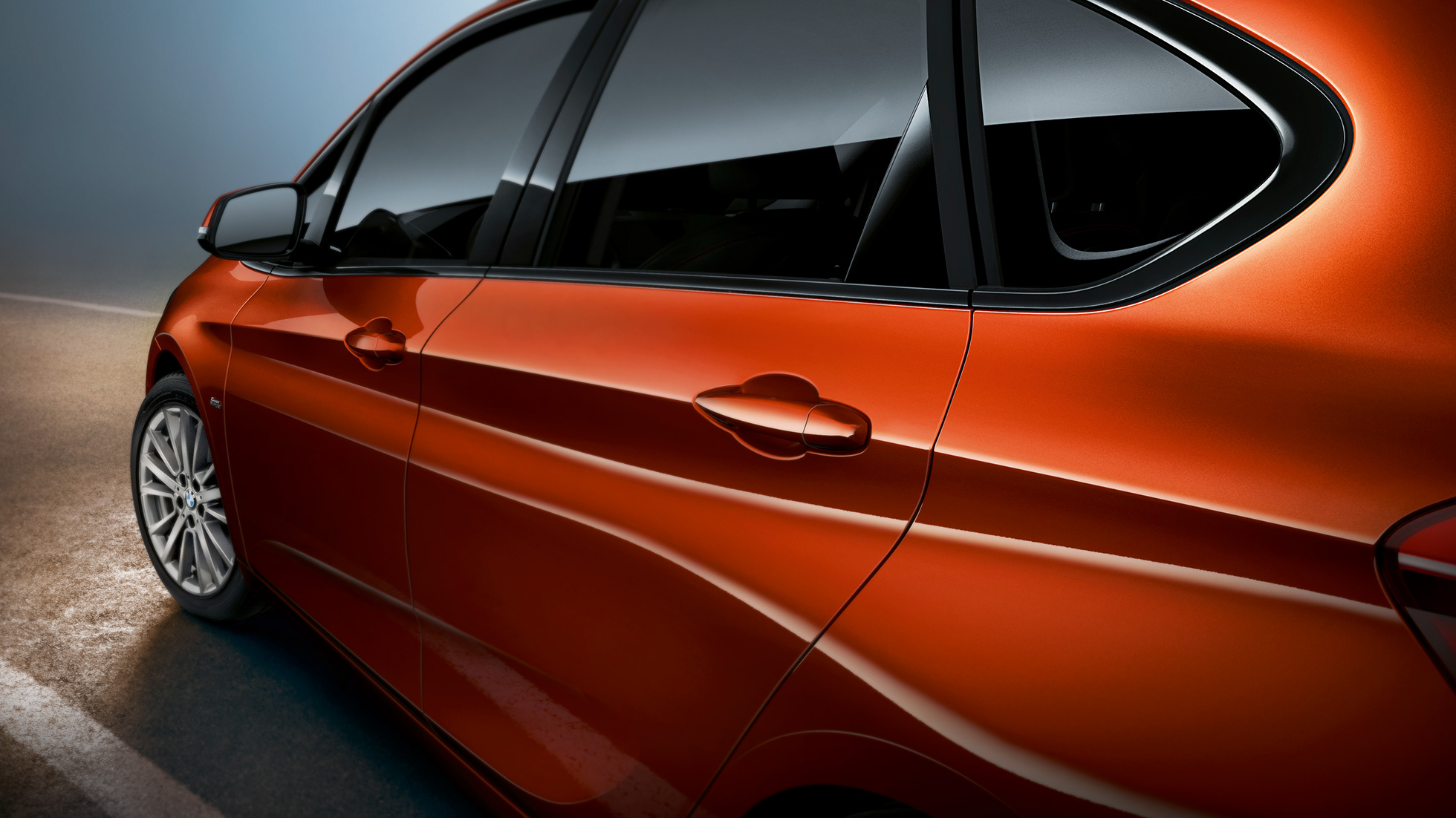 Primo piano della fiancata della BMW Serie 2 Active Tourer F45 BMW Serie 2 Active Tourer F45 Facelift 2018 Sunset Orange metallizzato primo piano della fiancata