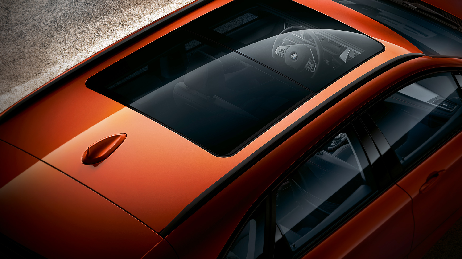 Tetto panoramico di vetro della BMW Serie 2 Active Tourer F45 Tetto panoramico di vetro della BMW Serie 2 Active Tourer F45 Facelift 2018 Sunset Orange metallizzata con prospettiva a volo di uccello