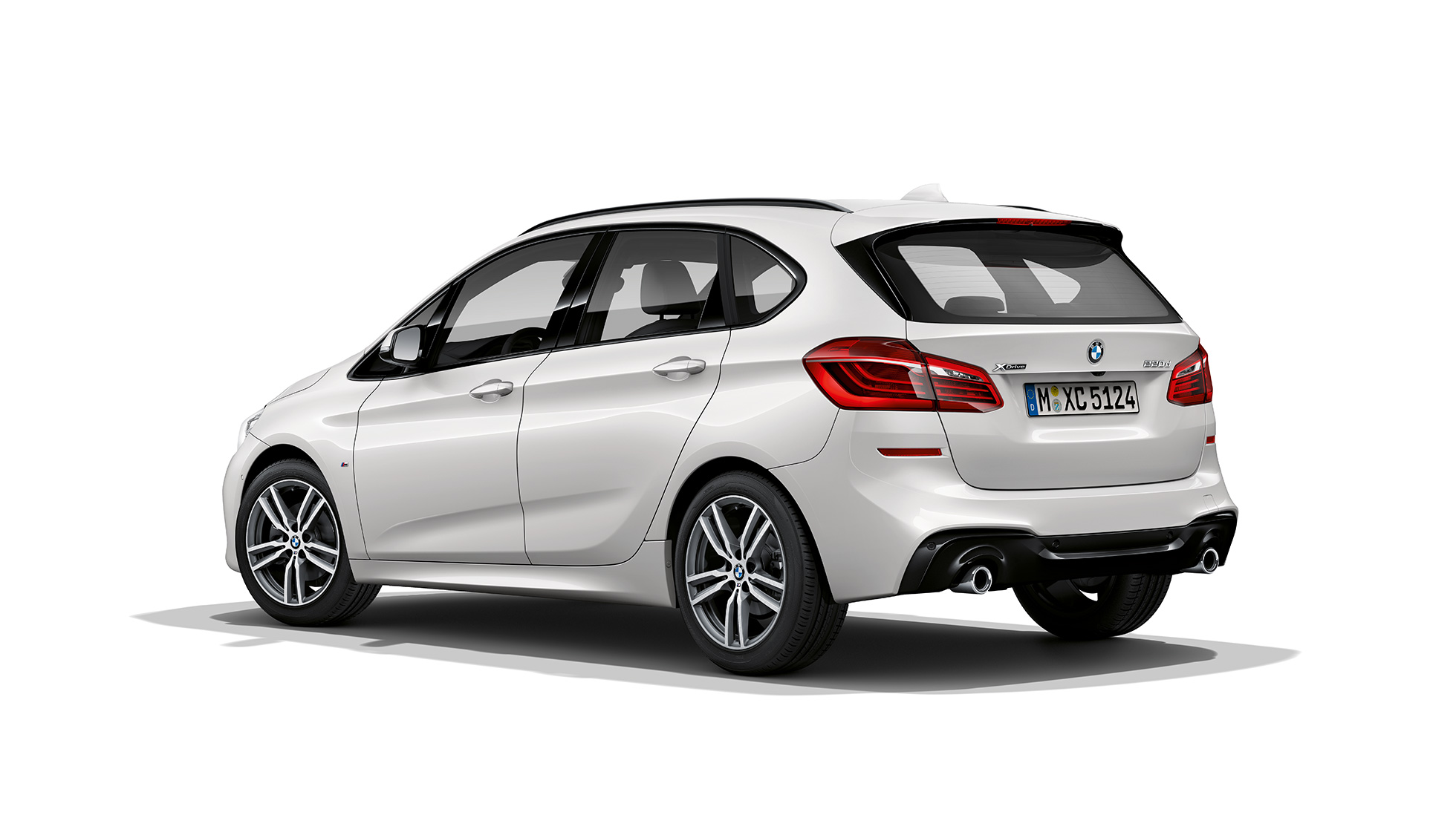 Vista posteriore a tre quarti della BMW Serie 2 Active Tourer Versione M Sport F45 BMW Serie 2 Active Tourer bianco 220d xDrive Versione M Sport F45 2018 Mineral White metallizzato vista posteriore