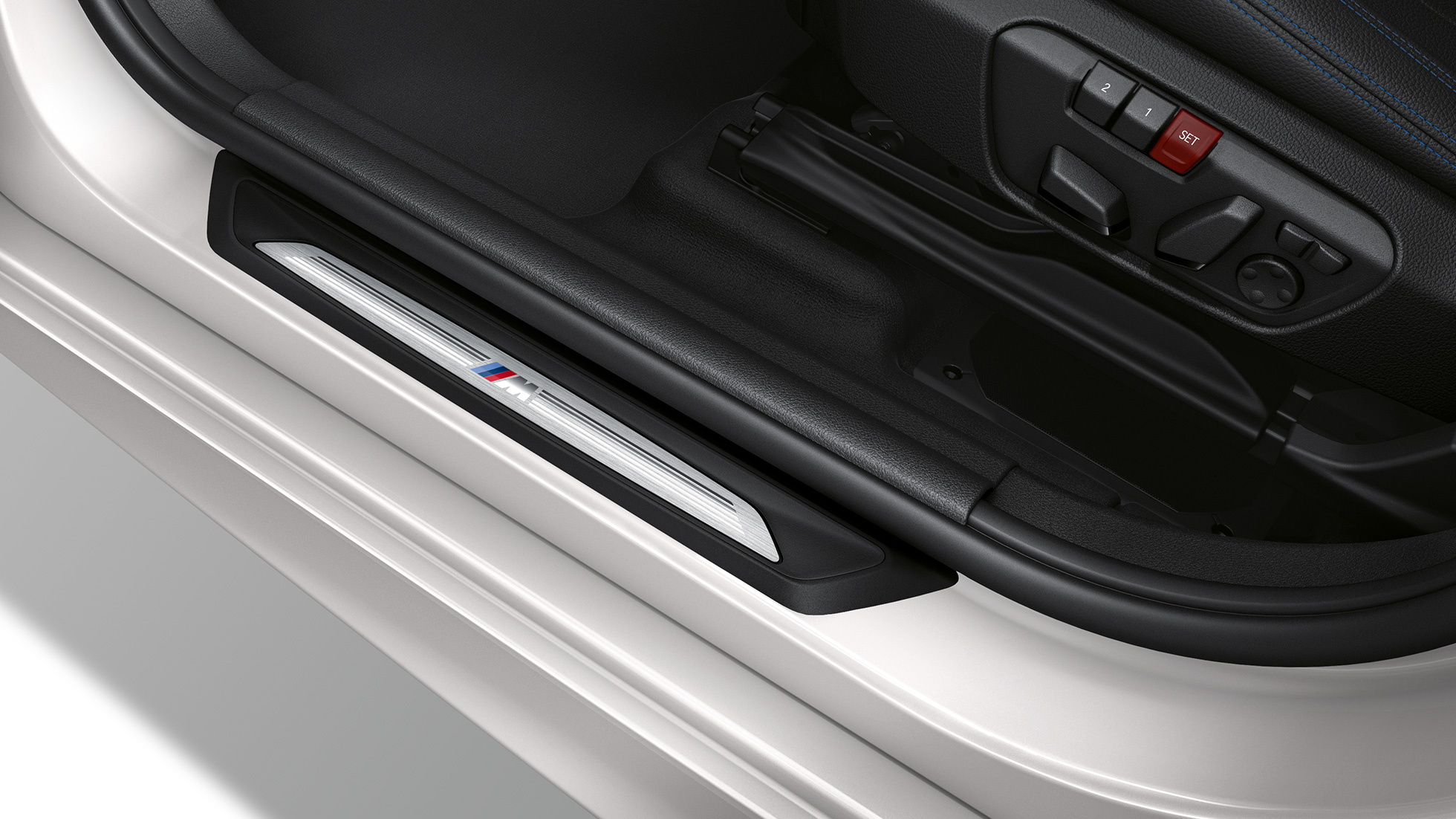 Listelli battitacco della BMW Serie 2 Active Tourer Versione M Sport F45 Listelli battitacco della BMW Serie 2 Active Tourer 220d xDrive Versione M Sport F45 2018 Mineral White metallizzato esterni
